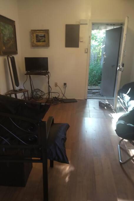 Awesome Cozy 1 Bedroom Coachhouse Τορόντο Εξωτερικό φωτογραφία